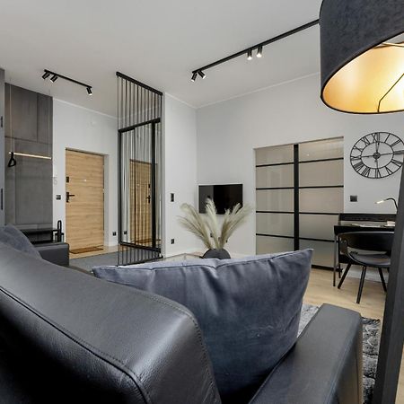 Exclusive Grey And Red Apartment In Warsaw Center By Noclegi Renters Екстериор снимка