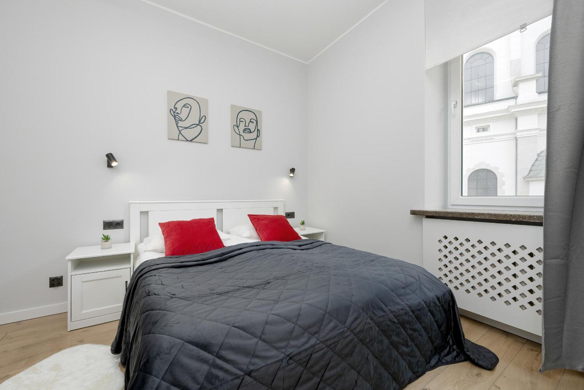 Exclusive Grey And Red Apartment In Warsaw Center By Noclegi Renters Екстериор снимка